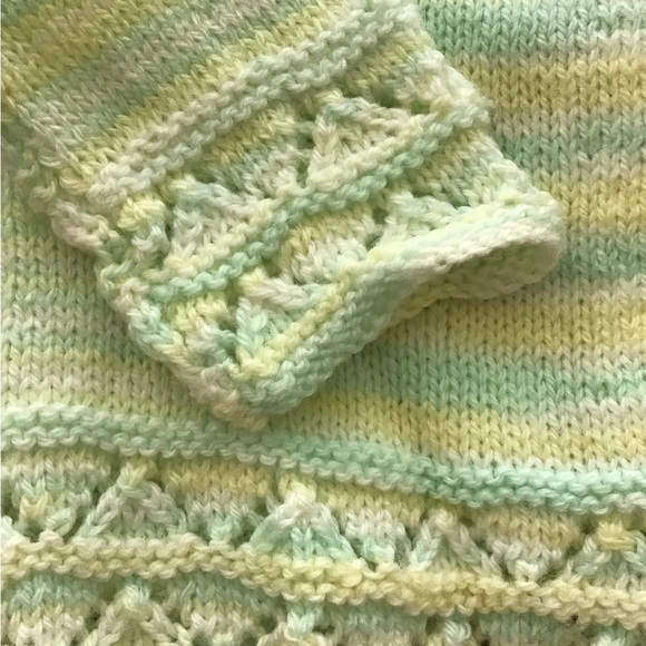 HAND KNITTED INFANT SET - Picture 5 of 5